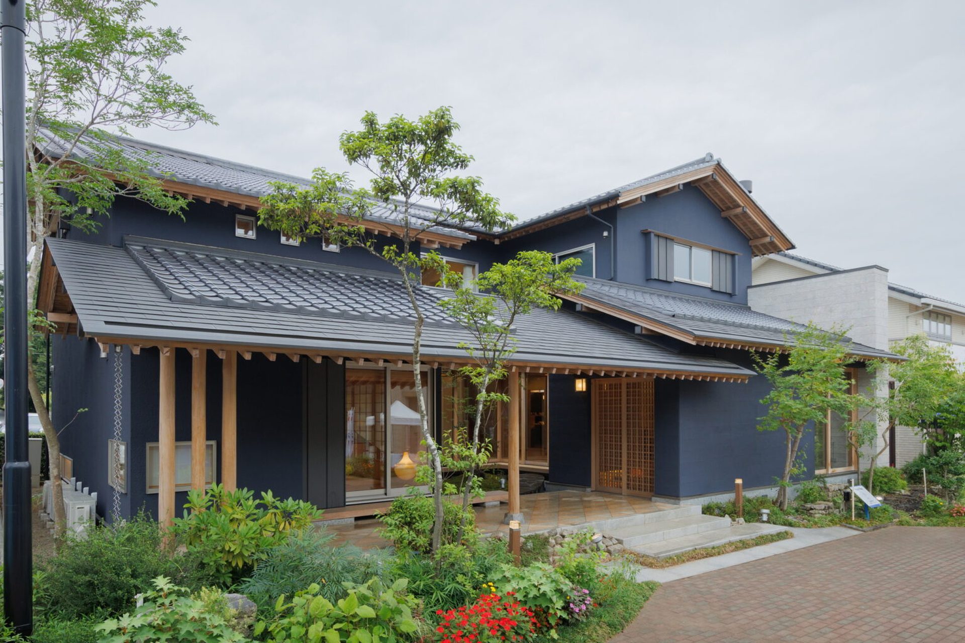 Premium Japanese detached home with tiled roof and garden